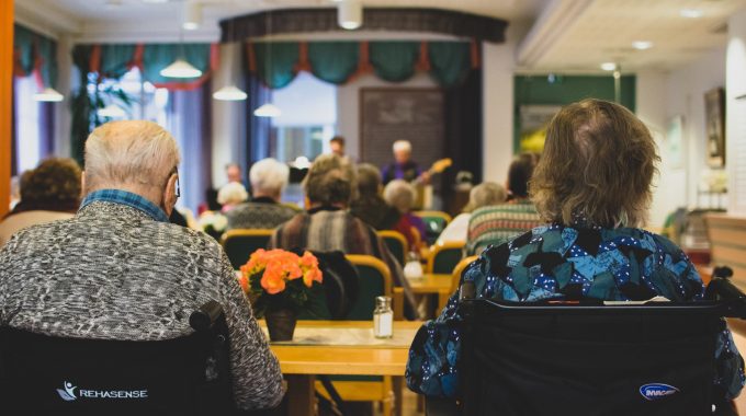 Muistisairautta Sairastavat Ihmiset Suljetaan Helposti Sosiaalisten Verkostojen Ulkopuolelle